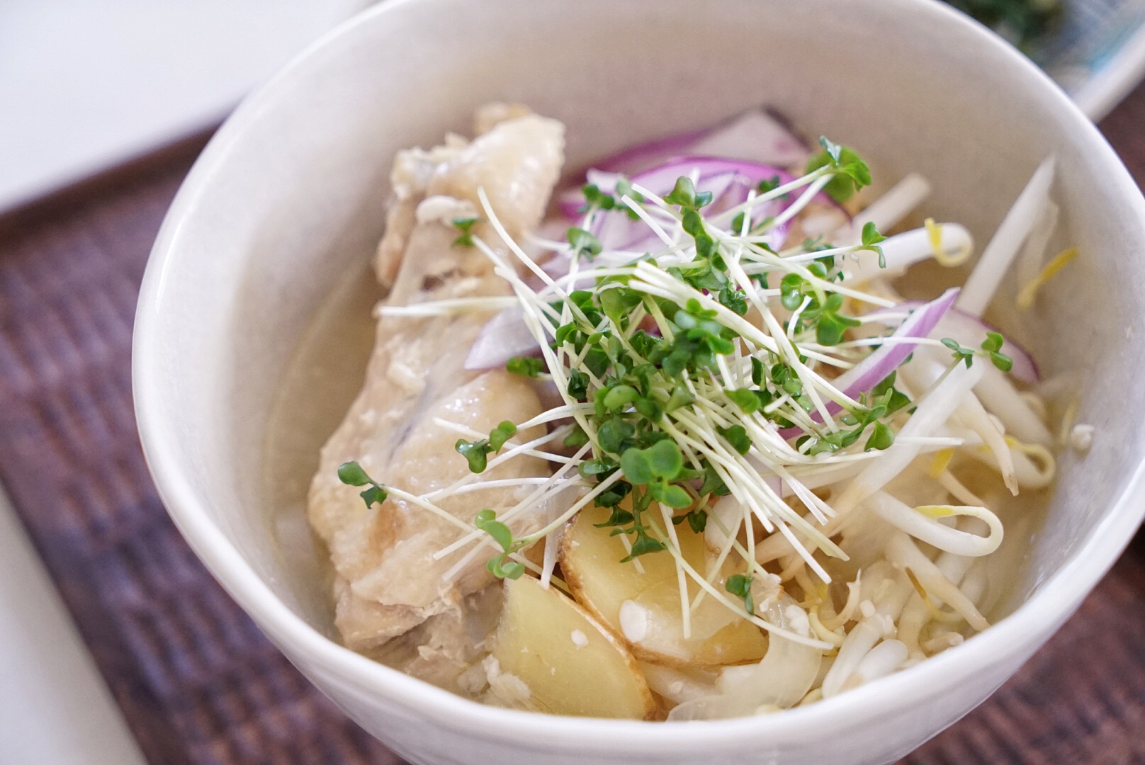 夏バテ対策レシピ〜鍋ひとつで簡単！スープが主役の栄養満点「鶏肉のフォー」